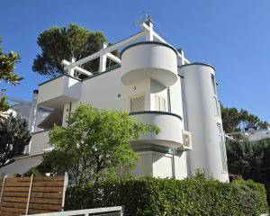 Villa Dyrrahu with Pool & Sea Access