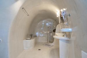 Fira-Cave-Sleeps 10-Parking-Pool-Breakfast