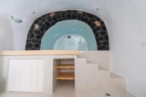 Fira-Cave-Sleeps 10-Parking-Pool-Breakfast