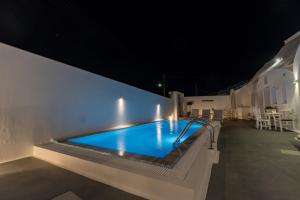 Fira-Cave-Sleeps 10-Parking-Pool-Breakfast