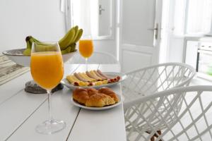 Fira-Cave-Sleeps 10-Parking-Pool-Breakfast