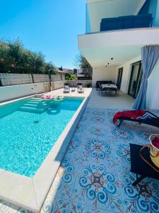 Apartments Villa Leonard - Modern Stay with Private Rooftop Jacuzzi & Sea Views, Barbariga, Vodnjan, Istria, Croatia