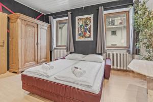 BAT Home Solutions Trier-Euren - alles was ein Hotel nicht bietet - 35 qm Ferienwohnung, Heimkino, Wallbox, Küche für 4 Personen