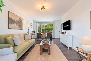 Comfortable 3-Bed House in Leeds by 53 Degrees Property, Sleeps 5 with Parking & Garden!