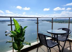 Danga Bay Beach-Side Family Getaway