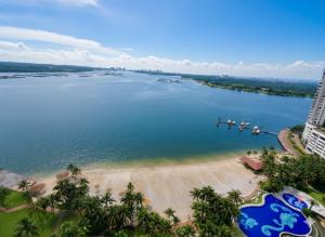 Danga Bay Beach-Side Family Getaway