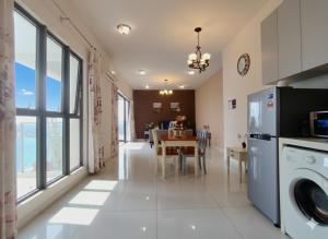 Danga Bay Beach-Side Family Getaway