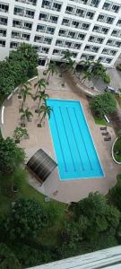 Family-Friendly 1 Bedroom Condo Near BGC, Pool Access, Netflix, Free Coffee & Tea