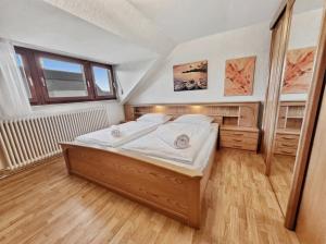 BAT Home Solutions Trier-Euren - alles was ein Hotel nicht bietet - 10 Min zur Altstadt - 98 qm Scheune für 9 Personen mit Sternenhimmel, Wintergarten, Grill und Kino - barrierefrei dank Lift & Auffahrt