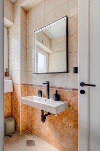 Center Located Apartment Cosy - 5min walk to the palace