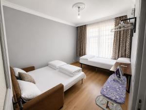 TAKSiM Ground Floor - 3 BEDROOM - 1 Living Room - Full Kitchen