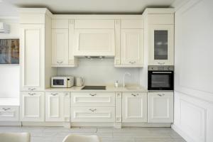 10-353 Central Park, John McCain 7, Kyiv centre, panoramic city view, 15 kW backup power, Petrovdom Apartment