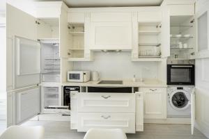 10-353 Central Park, John McCain 7, Kyiv centre, panoramic city view, 15 kW backup power, Petrovdom Apartment