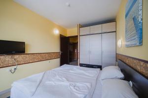 Family Apartment with Sea View & Pool in Zlatna Kotva
