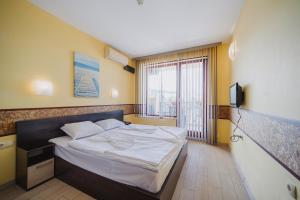 Family Apartment with Sea View & Pool in Zlatna Kotva