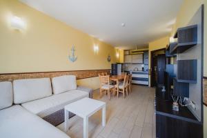 Family Apartment with Sea View & Pool in Zlatna Kotva