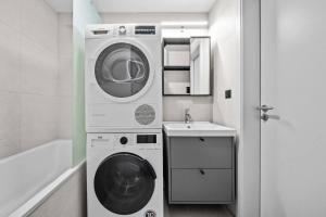 AC Metropolis Apartment with Balcony - Old Town & Nivy
