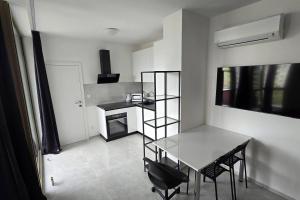 2 room Apartment with AC, Vienna Gate 4