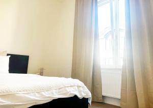 Near City Center, 2BR Apartment for 6 with Huge Living Room, TV & WiFi