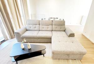 Near City Center, 2BR Apartment for 6 with Huge Living Room, TV & WiFi