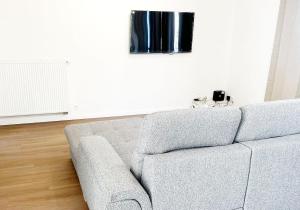 Near City Center, 2BR Apartment for 6 with Huge Living Room, TV & WiFi