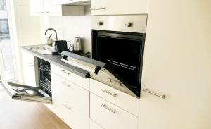 Near City Center, 2BR Apartment for 6 with Huge Living Room, TV & WiFi