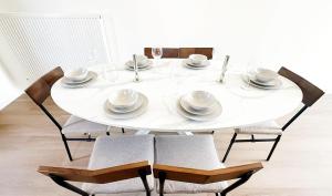 Near City Center, 2BR Apartment for 6 with Huge Living Room, TV & WiFi