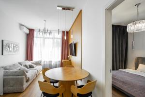 19-267 Central Park, John McCain 7, Kyiv centre, stunning city view, 15 kW backup power, Petrovdim Apartment