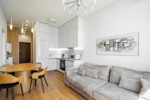 19-267 Central Park, John McCain 7, Kyiv centre, stunning city view, 15 kW backup power, Petrovdim Apartment