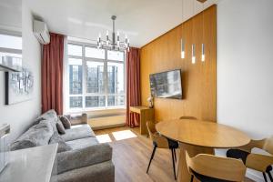 19-267 Central Park, John McCain 7, Kyiv centre, stunning city view, 15 kW backup power, Petrovdim Apartment