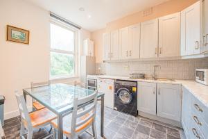 Charming Homely 3 Bedroom Flat In London