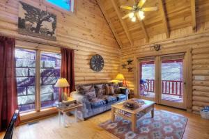 Snuggle Up Cabin by Beyond Expectations with Hot Tub