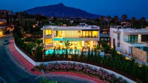 VACATION MARBELLA I Villa The Address, Brand-New Villa, Private Turquoise Pool, 6BDR, Prime Golf Valley Location, Minutes from Puerto Banus, Luxury Interiors, Private GYM, Lounge Bar