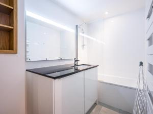 Appartement rénové au pied des pistes avec balcon - FR-1-518-170