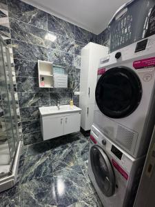 TAKSiM Ground Floor - 3 BEDROOM - 1 Living Room - Full Kitchen