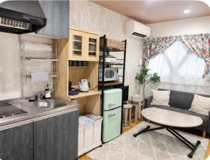 E-NA gesthouse 駅から徒歩3分 一棟貸切 USJと難波へ好アクセス 最大5名様 Convenient location 3 min walk to station Easy access to USJ and Namba Accommodates up to 5 guests Entire house rental