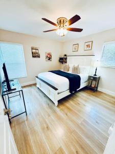 Quiet retreat near Coconut Grove free parking