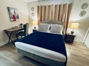 Quiet retreat near Coconut Grove free parking