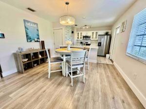 Quiet retreat near Coconut Grove free parking