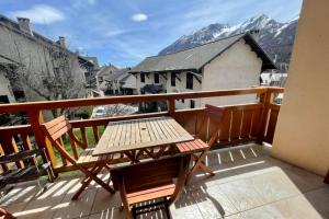 Balcony & serenity peak views