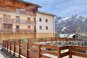 Balcony & serenity peak views