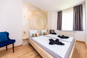 Prime Stay - Deluxe 1 Bedroom Apartment with Parking Included