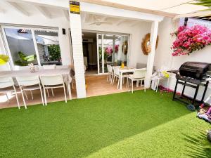 Luxury Golden Mile Townhouse Saltwater Pools, Walk to the Beach