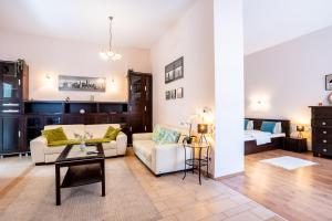Heart of the City Cozy Corner with AC & Parking Included