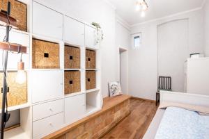 Heart of the City Cozy Corner with AC & Parking Included