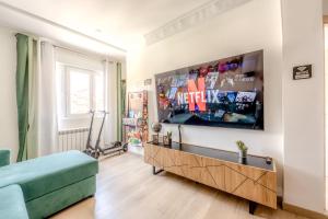 LUJO 10 pax Proyector, Maquina Arcade y Patinetes