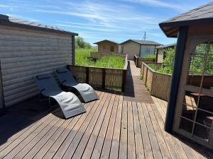 Seaside Retreat with Hot tub,Sauna, Pool & BBQ