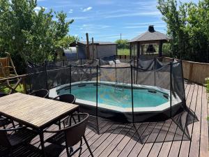 Seaside Retreat with Hot tub,Sauna, Pool & BBQ