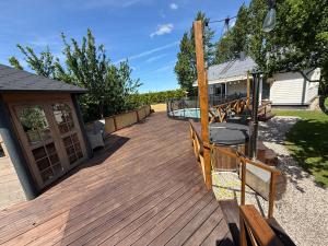 Seaside Retreat with Hot tub,Sauna, Pool & BBQ