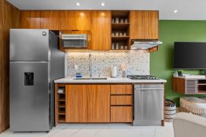 Romantic Zone Condo with Rooftop Pool 2 Min Beach